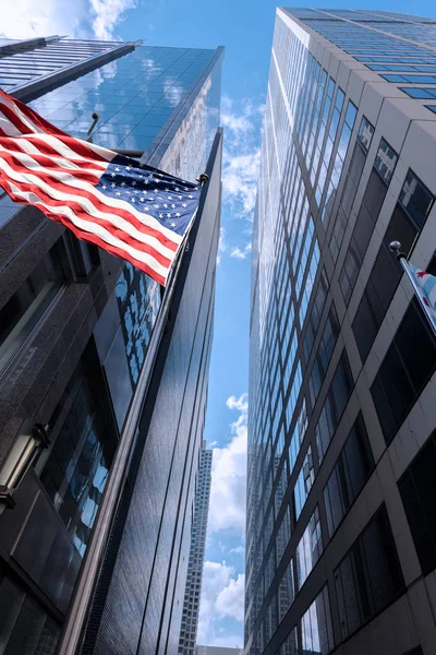 Vista Alguns Bioldings Chicago Com Bandeira Americana Céu Illinois Estados — Fotografia de Stock