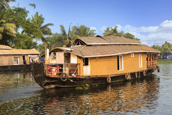 전통적인 하우스 보트는 케랄라의 Backwaters 인도에서 기슭에 이미지 — 스톡 사진