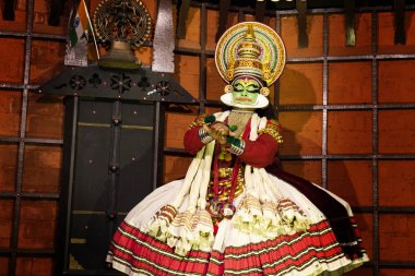 Cochin, kerala, Hindistan: 25 Aralık 2108: tanımlanamayan kathakali sanatçı Kerala'nın devlet Hindistan geleneksel kathakali dans sırasında. Bir balıktır el ile danscing