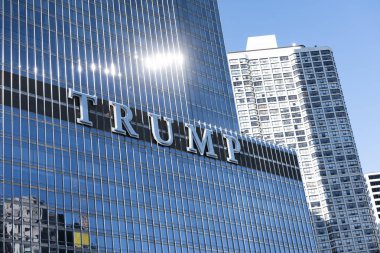 Chicago, Illinois (ABD) - 11 Ekim 2018: Chicago Nehri - görüntü üzerinde bina Trump Tower gökdelen