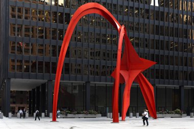 Chicago, Illinois / ABD: 09 Ekim 2018 Calder's Flamingo heykel canlı halka açık bir yerde, Federal Plaza, Chicago, yüksek katlı ofis binaları - görüntü içine ortasında