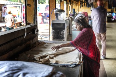 Cochin, kerala, Hindistan: 25 Aralık 2018: Eski Kızılderili kadın Cochin, Kerala, Hindistan traditionnal çamaşırhanede çalışmak.