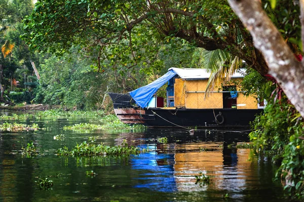 Una Barca Tradizionale Casa Ancorato Sulle Rive Lago Pesca Backwaters — Foto Stock