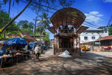 Cochin, Kerala, Hindistan: 25 Aralık 2018: Cochin şehir kapıyı 25 Aralık 2018, Cochin, Kerala, Hindistan önünde tuz offert ile eski merkezinde küçük Hindu Tapınağı