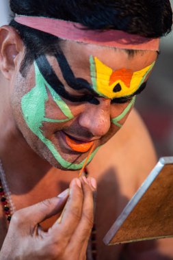 Kochi, Kerala, Hindistan - 25 Aralık 2018: Pacha vesham (yeşil) makyaj ve Fort Kochi (Cochin), Kerala, Hindistan bir performans onurlu bir erkek kahraman resmi temsil eden Kathakali dans. -Görüntü