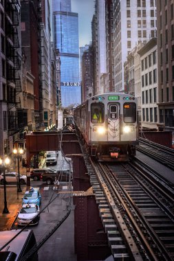 Chicago: 10 Ekim 2018 'de, binalar arasında inşa edilen Loop, Glass and Steel köprüsündeki yüksek raylı tren - Chicago City Center - Chicago, Illinois, ABD