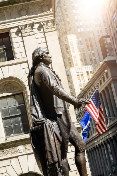 ニューヨークの有名なウォール街と建物愛国者の旗とニューヨーク証券取引所 — ストック写真