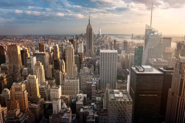 Günbatımında şehir gökdelenleri olan New York City silueti, ABD.