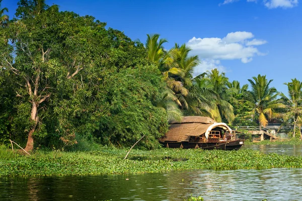 Traditionell Husbåt Förankrad Vid Stranden Fiskesjö Keralas Backwaters Indien Image — Stockfoto