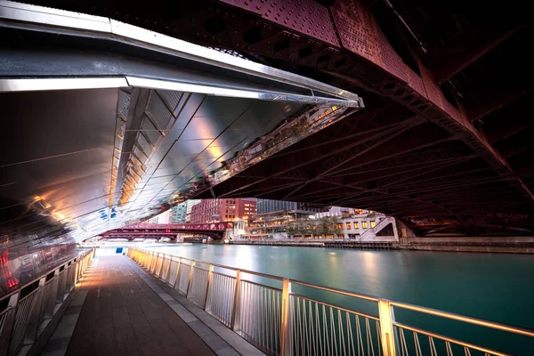 Chicago centro sob a ponte — Fotografia de Stock
