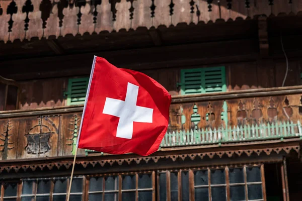 Švýcarská vlajka ve větru — Stock fotografie