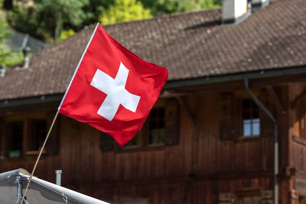 Bandera suiza en el viento — Foto de Stock