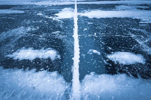 バイカル アイス バイカルの氷の中の亀裂 バイカル クラック シベリア ロシアの氷の割れ目 — ストック写真