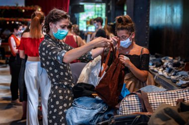 Lyon, Rhone Alpes Auvergne, Fransa Jully 04: 2020: Covid 19 'dan sonra kıyafet almak için yeni bir yol