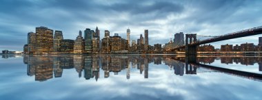 Günbatımında şehir gökdelenleri olan New York City silueti, ABD.
