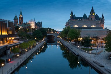Günbatımında Mackenzie King Köprüsü 'nden Ottawa şehir binaları ve Rideau Kanalı manzarası