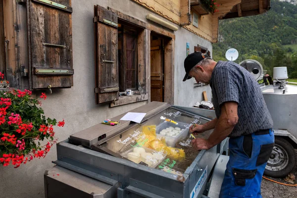 9月27 2019 シャルミー フリブール グリュイエール スイス グリュイエール地方のシャルミー村近く牛の有名な輸血の前日 農家はチーズを販売する準備をしています — ストック写真