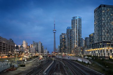 EKİM 04, 2018 TORONTO, ONTARIO, CANADA: Toronto Skyline CNN turu ve tren istasyonu Alacakaranlık, Ontario, Kanada