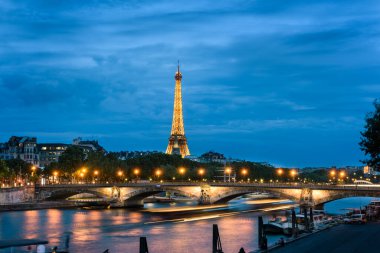 HAZİRAN 06, 2017 PARIS, ILE DE FRANCE, FRANCE: Ile de la Cite ve Eyfel kulesi gün sonunda, alacakaranlıkta, Paris, Fransa