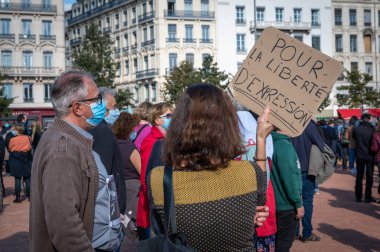 LYON, FRANCE - 18 Ekim 2020: 3 gün süren İslami terör saldırılarının ardından terörle mücadele protestosu: Profesör Samuel Paty düşünce özgürlüğü kursu sırasında Muhammed 'in karikatürlerini göstermekle suçlandıktan sonra üniversitesinin önünde idam edildi.