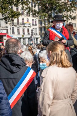 LYON, FRANCE - 18 Ekim 2020: 3 gün süren İslami terör saldırılarının ardından terörle mücadele protestosu: Profesör Samuel Paty düşünce özgürlüğü kursu sırasında Muhammed 'in karikatürlerini göstermekle suçlandıktan sonra üniversitesinin önünde idam edildi.