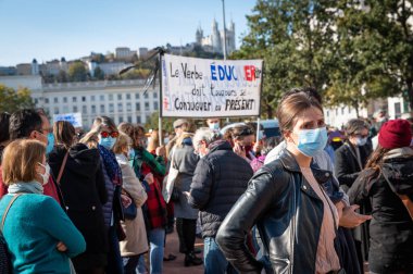 LYON, FRANCE - 18 Ekim 2020: 3 gün süren İslami terör saldırılarının ardından terörle mücadele protestosu: Profesör Samuel Paty düşünce özgürlüğü kursu sırasında Muhammed 'in karikatürlerini göstermekle suçlandıktan sonra üniversitesinin önünde idam edildi.