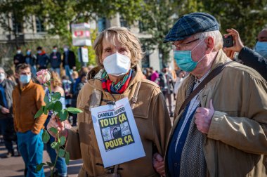 LYON, FRANCE - 18 Ekim 2020: 3 gün süren İslami terör saldırılarının ardından terörle mücadele protestosu: Profesör Samuel Paty düşünce özgürlüğü kursu sırasında Muhammed 'in karikatürlerini göstermekle suçlandıktan sonra üniversitesinin önünde idam edildi.