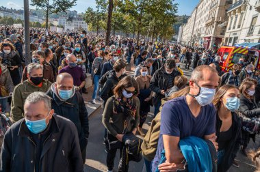 LYON, FRANCE - 18 Ekim 2020: 3 gün süren İslami terör saldırılarının ardından terörle mücadele protestosu: Profesör Samuel Paty düşünce özgürlüğü kursu sırasında Muhammed 'in karikatürlerini göstermekle suçlandıktan sonra üniversitesinin önünde idam edildi.