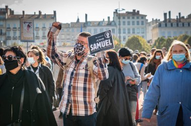 LYON, FRANCE - 18 Ekim 2020: 3 gün süren İslami terör saldırılarının ardından terörle mücadele protestosu: Profesör Samuel Paty düşünce özgürlüğü kursu sırasında Muhammed 'in karikatürlerini göstermekle suçlandıktan sonra üniversitesinin önünde idam edildi