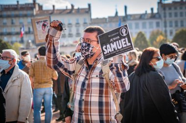 LYON, FRANCE - 18 Ekim 2020: 3 gün süren İslami terör saldırılarının ardından terörle mücadele protestosu: Profesör Samuel Paty düşünce özgürlüğü kursu sırasında Muhammed 'in karikatürlerini göstermekle suçlandıktan sonra üniversitesinin önünde idam edildi