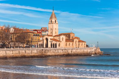 Görünümü Gijon, Asturias, İspanya kilisede San Pedro ve San Lorenzo okyanus plaj