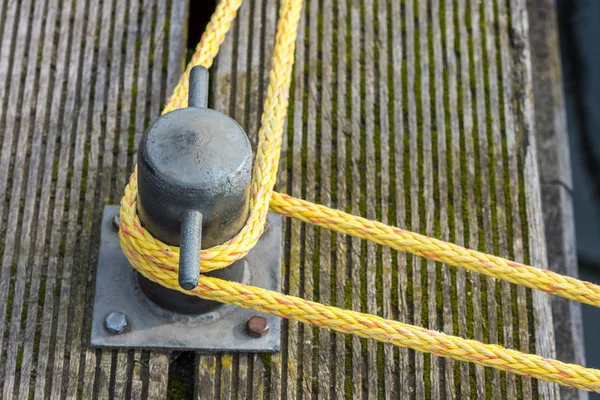 Mooring Rope Knotted End Tied Cleat Wooden Pier — Stock Photo, Image