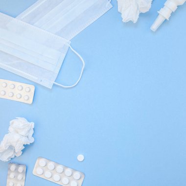 Mevsimlik bahar Anti peçeteler ile yaratıcı düz yatıyordu kavramı hap, yüz maskesi ve damla bir şişe kopya alanı kare arka plan en az tarzı ile metin için şablon