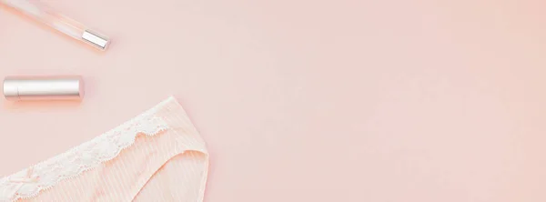 Conjunto Femenino Bragas Accesorios Femeninos Perfumes Lápiz Labial Color Rosa — Foto de Stock