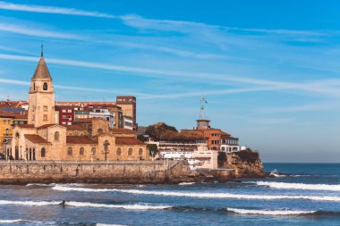 Görünümü Gijon, Asturias, İspanya kilisede San Pedro ve San Lorenzo okyanus plaj