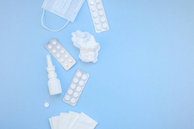 Mevsimlik bahar Anti peçeteler ile yaratıcı düz yatıyordu kavramı hap, yüz maskesi ve damla bir şişe kopya alan arka plan en az tarzı ile metin için şablon