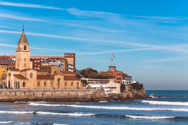 在西班牙北部希洪的圣洛伦佐海洋海滩和圣佩德罗教堂的视图 — 图库照片