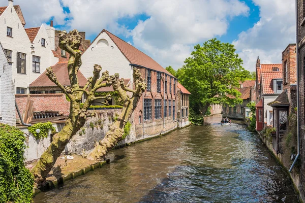 Barco Cheio Turistas Desfrutando Belo Canal Bruges Bélgica — Fotografia de Stock