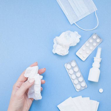 Mevsimlik bahar Anti peçete, hap, yüz maskesi, yaratıcı düz yatıyordu kavramı damla bir şişe ve bir el ile kare kopya alan arka plan en az stil, şablon metin için