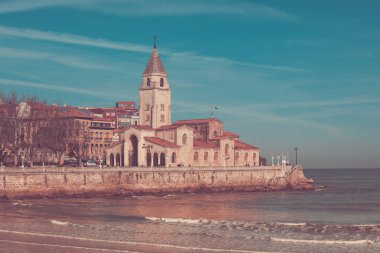 Görünümü Gijon, Asturias, İspanya kilisede San Pedro ve San Lorenzo okyanus plaj