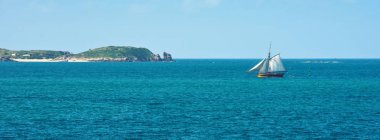 Parlak mavi deniz ve yat Brittany, Fransa