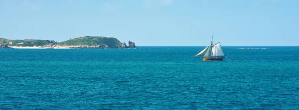 Mar Azul Brillante Yate Bretaña Francia —  Fotos de Stock