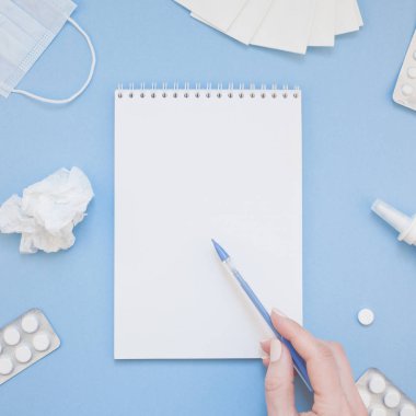 Mevsimlik bahar Anti peçete, hap, yüz maskesi, yaratıcı düz yatıyordu kavramı damla bir şişe ve bir el ile kare kopya alan arka plan en az stil, şablon metin için