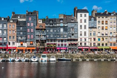 Fransa, Honfleur - 30 Mayıs: Honfleur liman Normandy, Fransa için. Renk evler ve 30 Mayıs 2015 suda kendi yansıması
