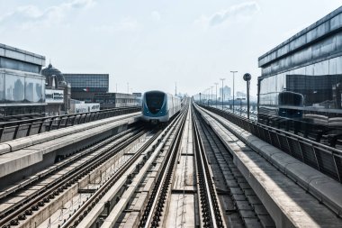 Birleşik Arap Emirlikleri, Dubai - 31 Aralık: Görünüm şehir şehir Dubai metro yolda. 31 Aralık 2014 Birleşik Arap Emirlikleri