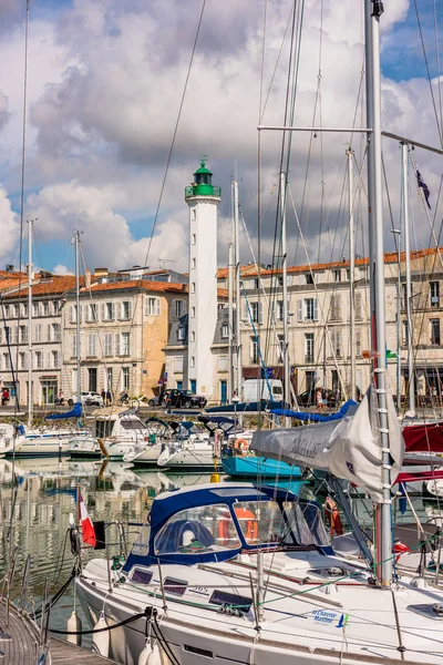 拉罗谢尔 2015年9月21日 在法国拉罗谢尔的旧港口游艇和美丽的灯塔的看法 — 图库照片