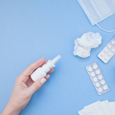 Mevsimlik bahar Anti peçete, hap, yüz maskesi, yaratıcı düz yatıyordu kavramı damla bir şişe ve bir el ile kare kopya alan arka plan en az stil, şablon metin için