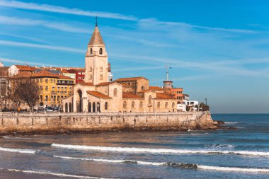Görünümü Gijon, Asturias, İspanya kilisede San Pedro ve San Lorenzo okyanus plaj