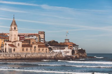 Görünümü Gijon, Asturias, İspanya kilisede San Pedro ve San Lorenzo okyanus plaj