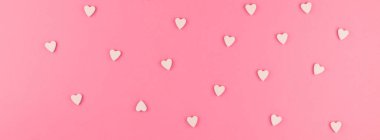 Sevgililer günü desen arka plan düz üstten görünüm pembe kalp şeklinde şeker pembe arka plan aşk düğün kavramı üzerinde dağınık yatıyordu. Uzun geniş afiş